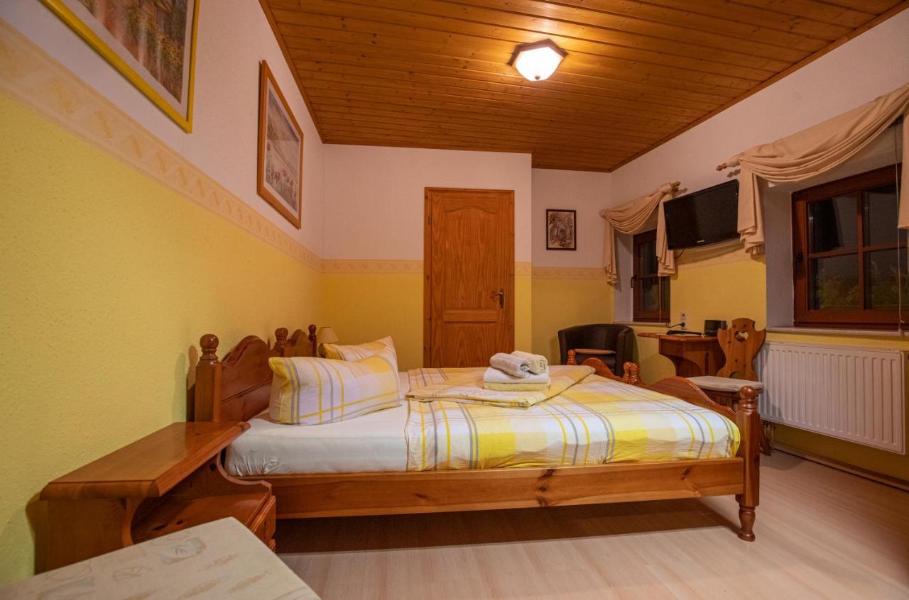 Pension Und Gaststaette Zur Knappenschaenke Thermalbad Wiesenbad Luaran gambar