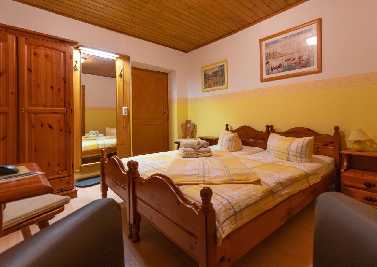 Pension Und Gaststaette Zur Knappenschaenke Thermalbad Wiesenbad Luaran gambar