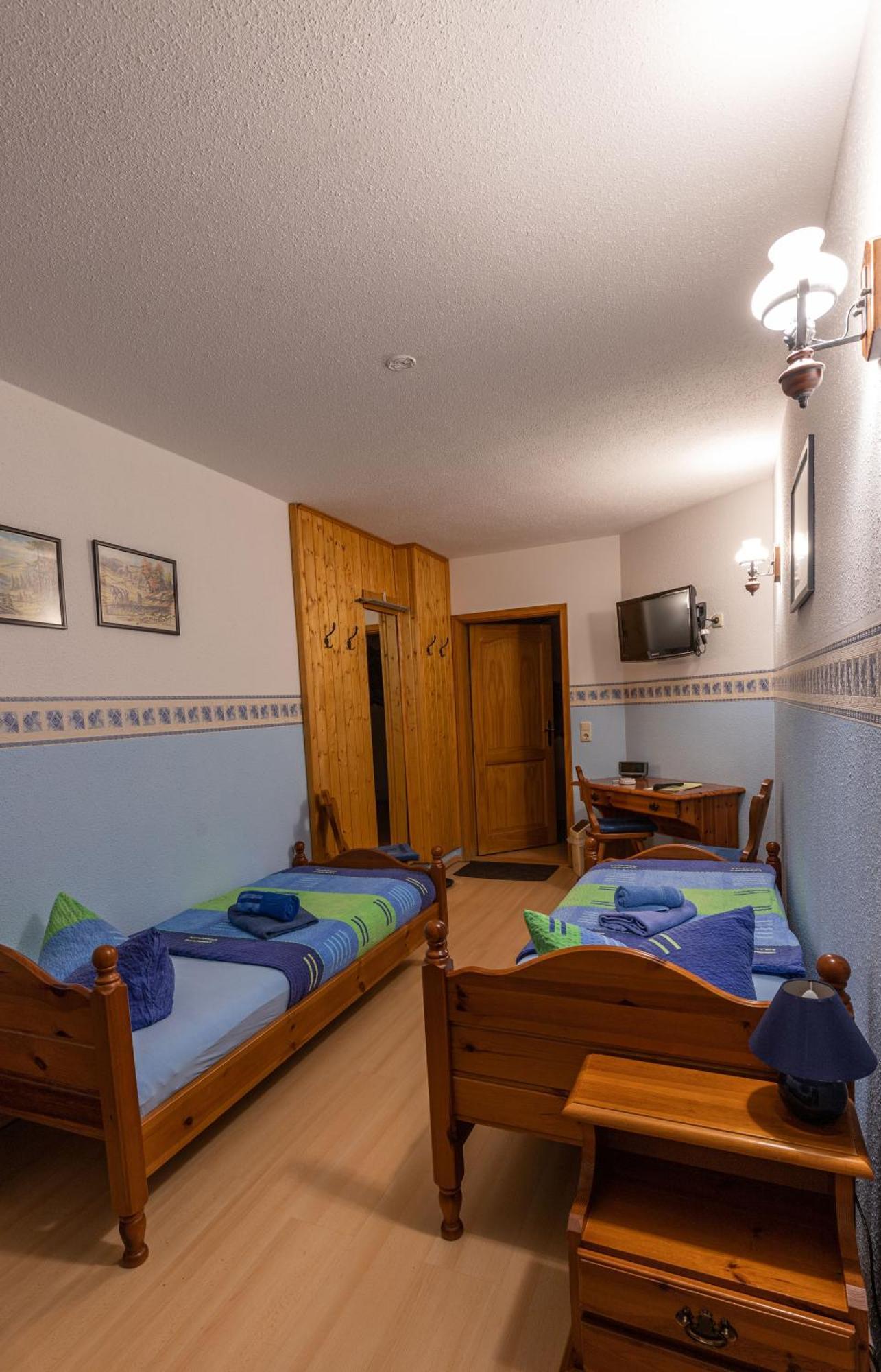 Pension Und Gaststaette Zur Knappenschaenke Thermalbad Wiesenbad Luaran gambar