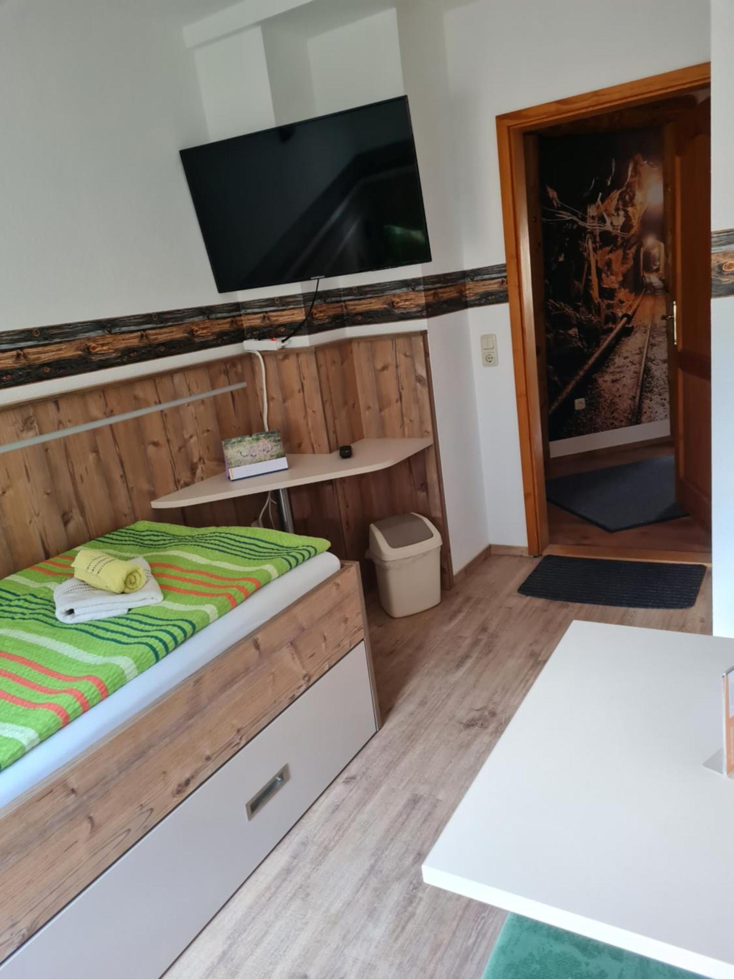 Pension Und Gaststaette Zur Knappenschaenke Thermalbad Wiesenbad Luaran gambar